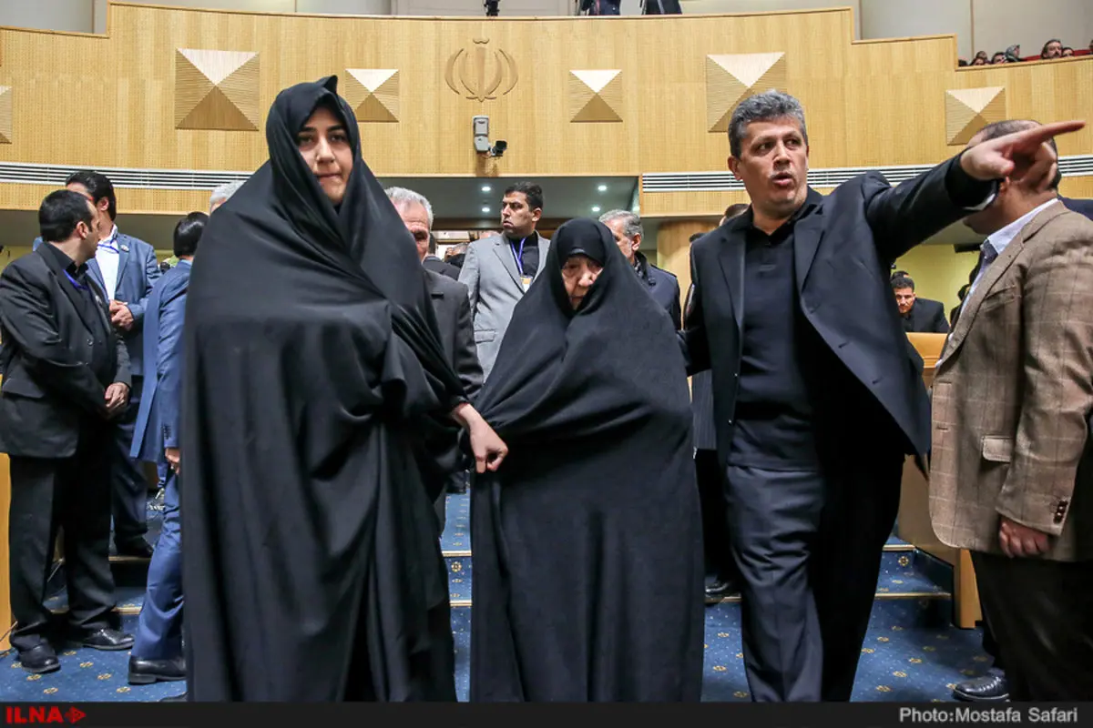 تصویری از همسر آیت الله هاشمی در کنار پسر زندانی اش