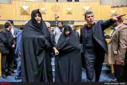تصویری از همسر آیت الله هاشمی در کنار پسر زندانی اش