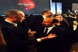 تام هنکس درحال صحبت با اصغر فرهادی در مراسم اسکار افتخاری! عکس