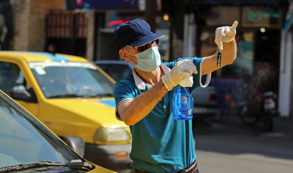 پیشگیری یک راننده تاکسی از کرونا در قم + عکس