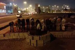 برگزاری نماز توسط شیعیان بحرین در خرابه های مسجد العلویات+عکس