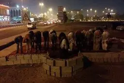 برگزاری نماز توسط شیعیان بحرین در خرابه های مسجد العلویات+عکس