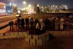 برگزاری نماز توسط شیعیان بحرین در خرابه های مسجد العلویات+عکس