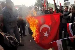 عکس/ آتش زدن پرچم ترکیه