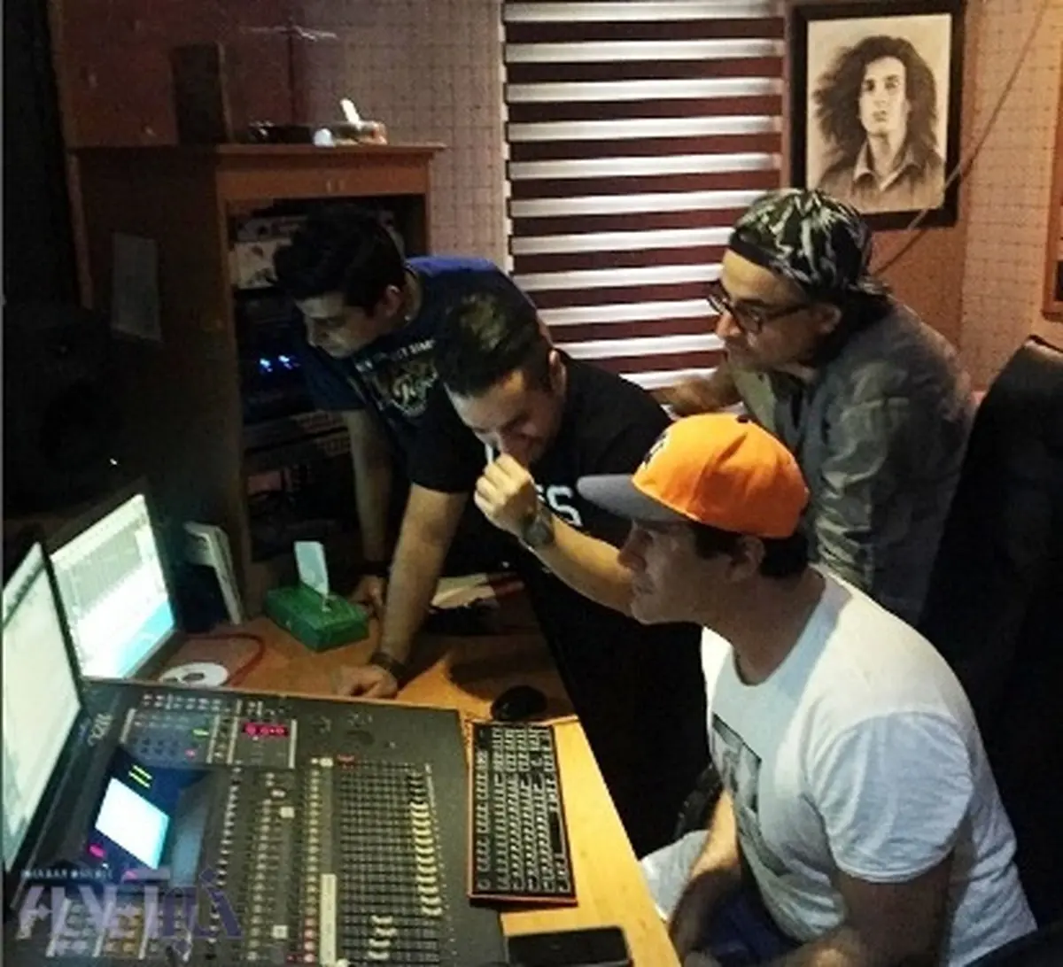 محمدرضا گلزار در حال ضبط موسیقی / عکس