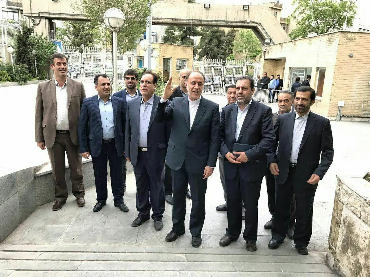 ثبت نام وزیر احمدی نژاد در انتخابات ریاست جمهوری/عکس