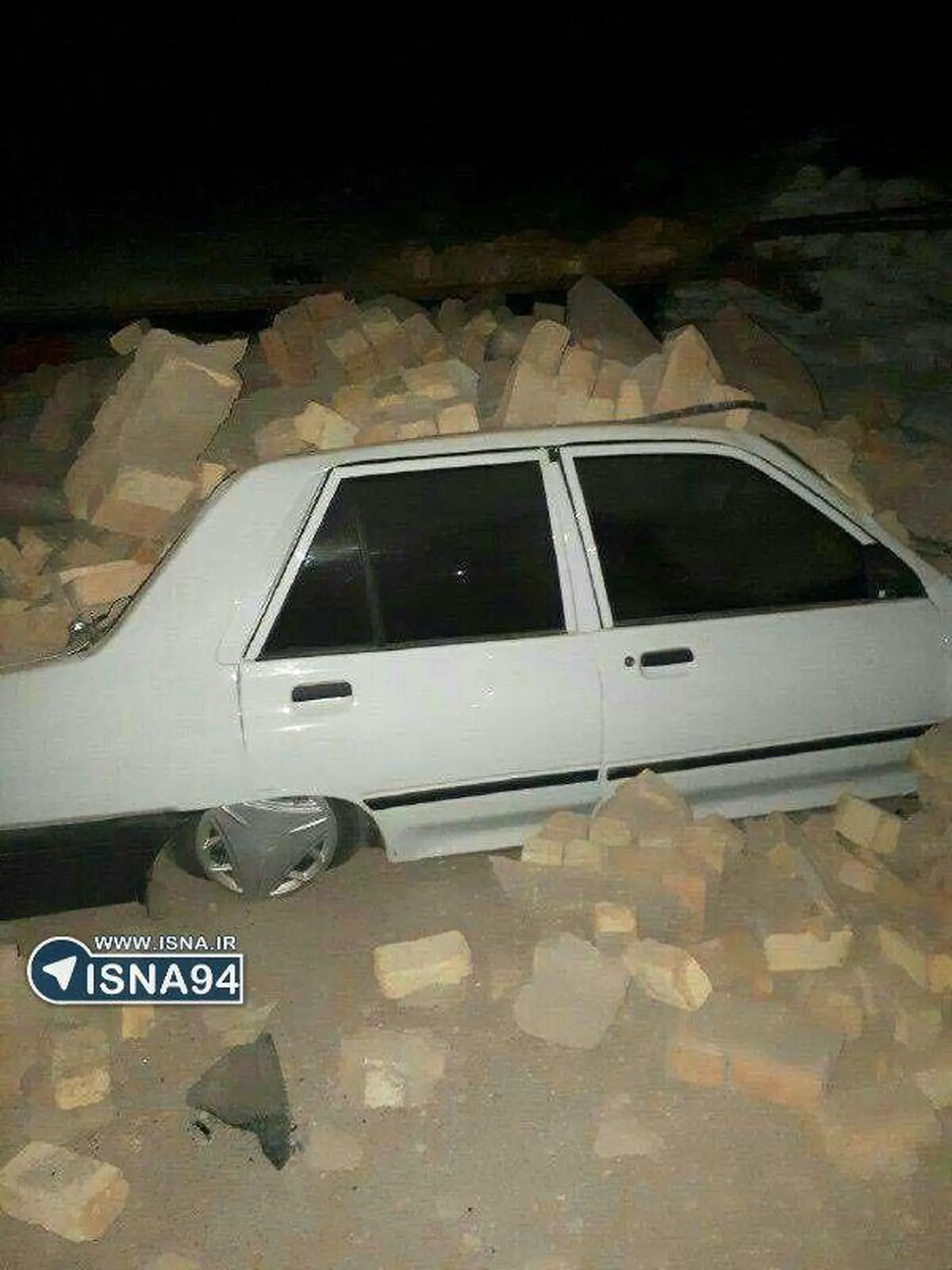 تصویری از خسارت به یک خودرو پس از زلزله در سر پل ذهاب/عکس