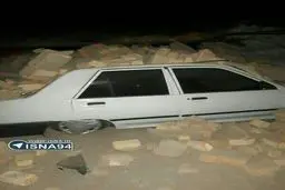 تصویری از خسارت به یک خودرو پس از زلزله در سر پل ذهاب/عکس