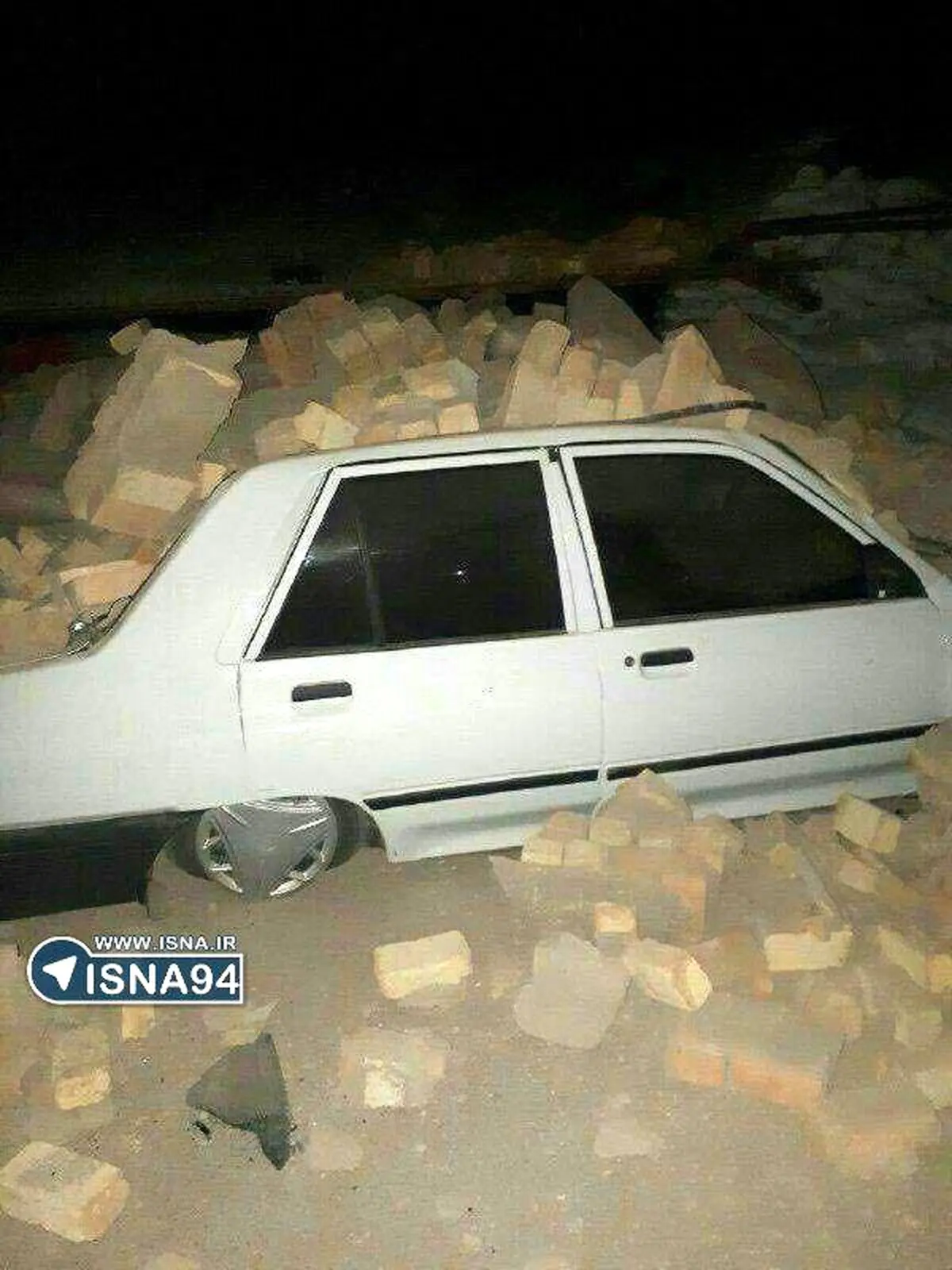 تصویری از خسارت به یک خودرو پس از زلزله در سر پل ذهاب/عکس