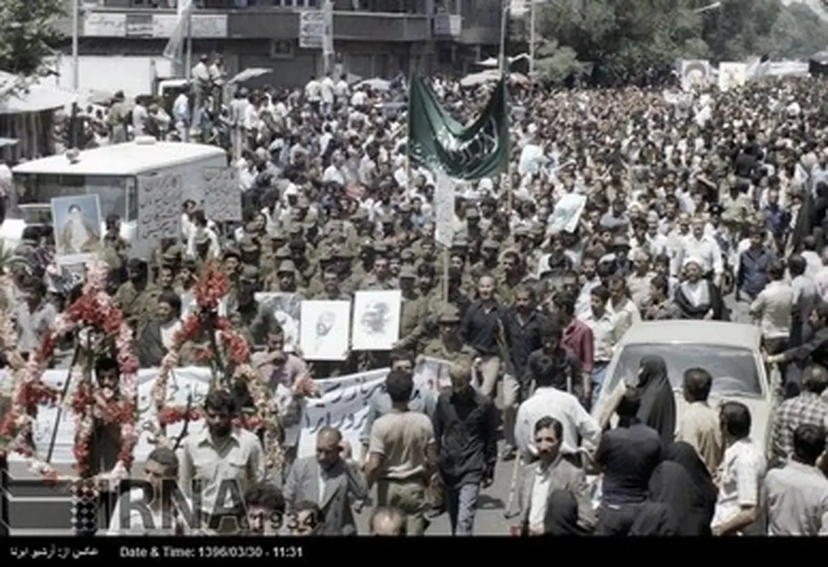 تصاویری آرشیوی از تشییع پیکر شهید چمران در سال 60