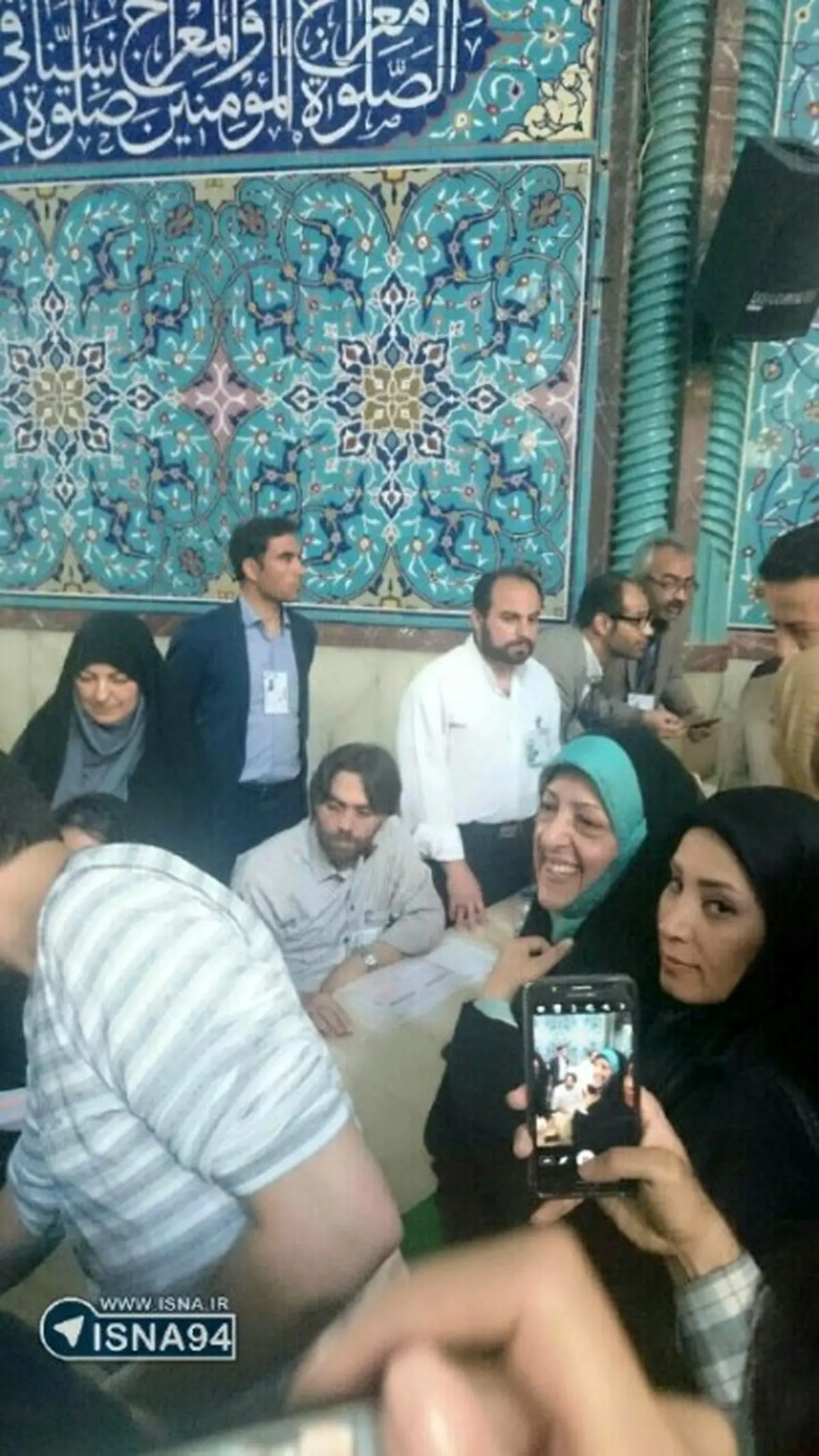 معصومه ابتکار هنگام رای دادن در حسینیه ارشاد