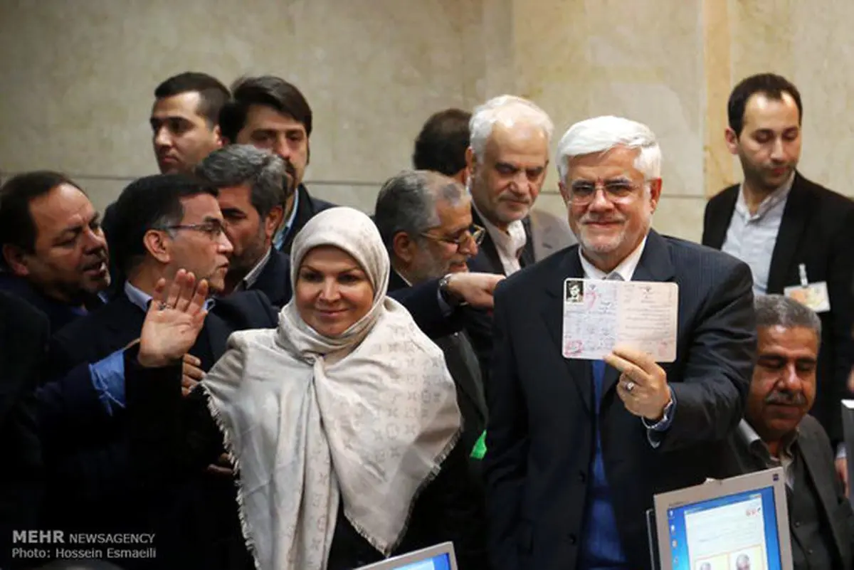 عارف و همسرش در محل ثبت‌نام انتخابات مجلس/عکس