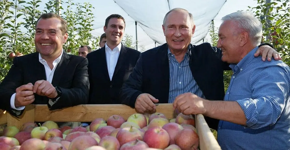 پوتین در باغ سیب / تصاویر