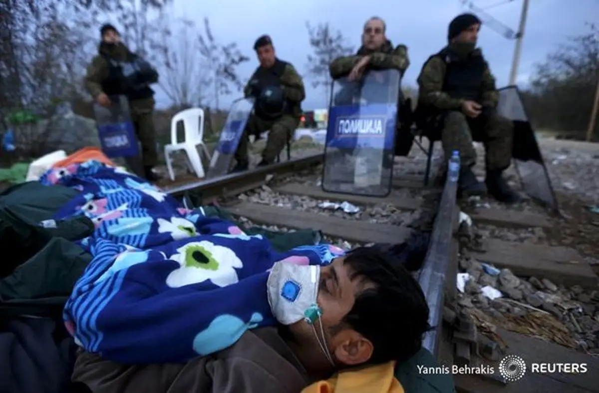 عکس: اعتصاب غذای یک ایرانی روی ریل قطار