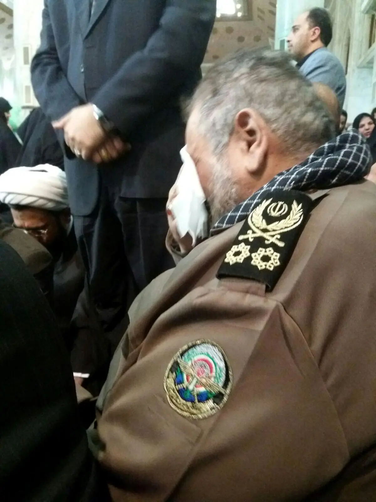 گریه سرلشگر فیروزآبادی در مراسم آیت الله هاشمی/عکس