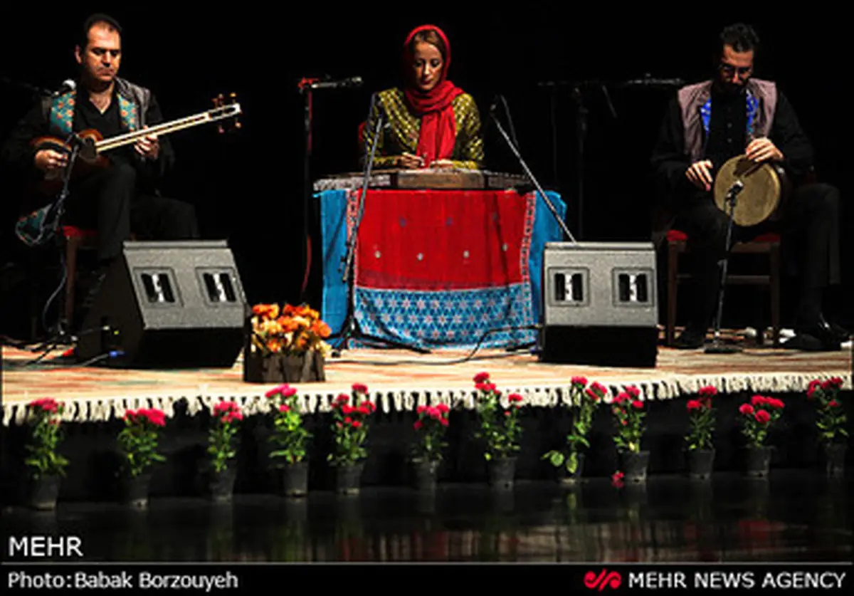 حاشیه‌های تصویری اجرای پری ملکی در گروه خنیا