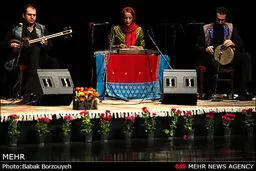 حاشیه‌های تصویری اجرای پری ملکی در گروه خنیا