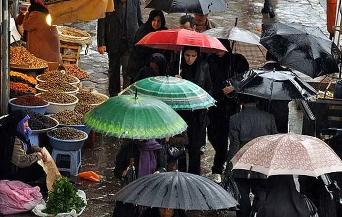 بارش باران تابستانی در روزهای گرم تابستان