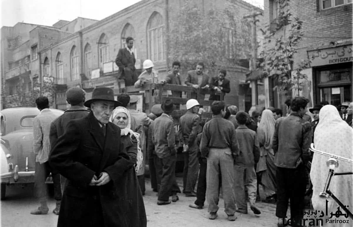 تصویری از خيابان نادرى تهران در سال ١٣٣٣