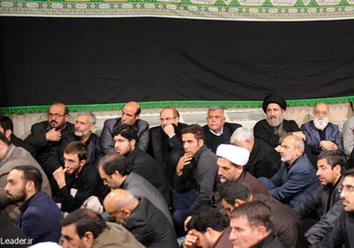 حضور سیاسیون در پنجمین شب مراسم عزاداری امام حسین در محضر رهبر انقلاب: از برادران لاریجانی تا سردار سلیمانی، عارف و قالیباف