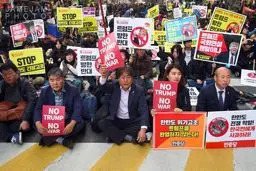 تصاویری از اعتراض جالب مردم ژاپن به حضور ترامپ در این کشور