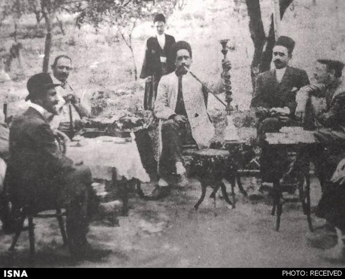 ستارخان در حال کشیدن قلیان/ عکس