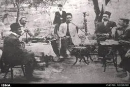 ستارخان در حال کشیدن قلیان/ عکس