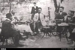 ستارخان در حال کشیدن قلیان/ عکس