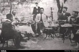 ستارخان در حال کشیدن قلیان/ عکس