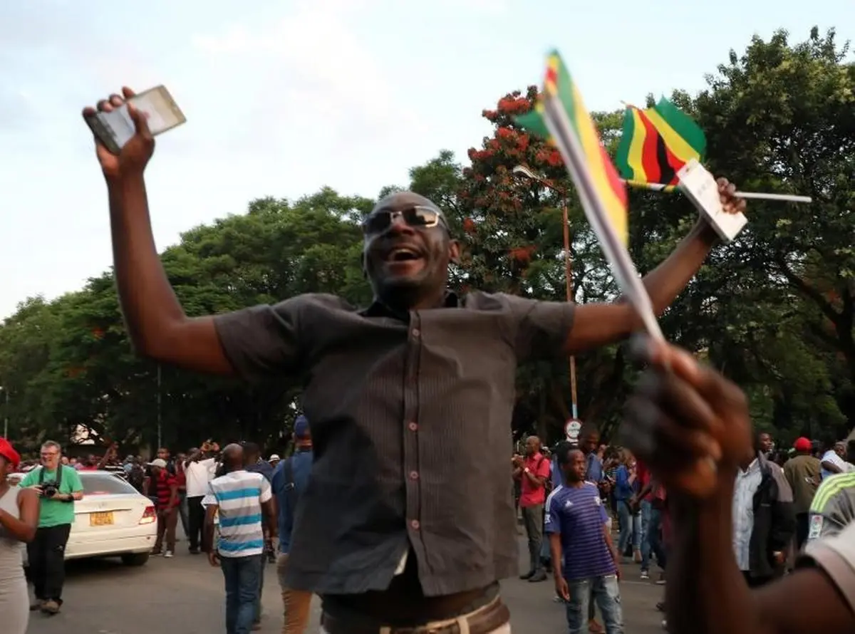 شادی مردم زیمباوه در خیابان پس از استعفای موگابه/تصاویر