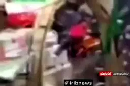 لحظه باز کردن درب حرم حضرت زینب توسط حاج قاسم سلیمانی