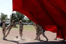 سرباز مکزیکی در حال نگهداشتن پرچم غول پیکر در مراسم 207 سالگرد استقلال مکزیک از اسپانیا/عکس