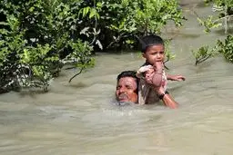 عکس دل‌خراش از تلاش پدرو پسر مسلمان میانماری برای عبور از رودخانه