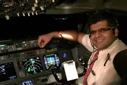 خلبان هواپیمای سانحه دیده اندونزی / عکس