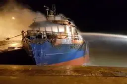 آتش‌سوزی چند فروند لنج در بندر عامری تنگستان/عکس