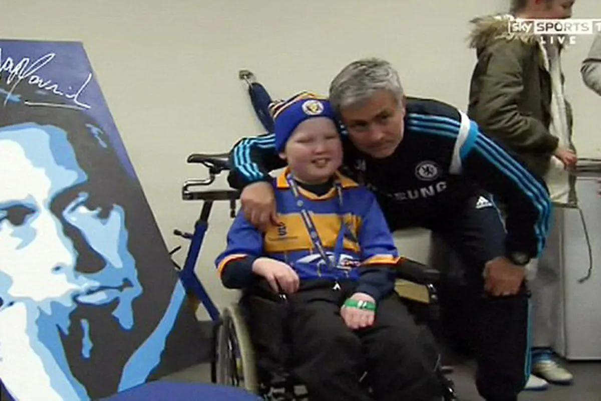 عیادت آقای خاص از کودک سرطانی/عکس