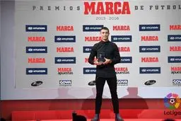 تیپ خاص رونالدو برای دریافت یک جایزه/عکس