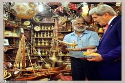 جان کری در حال خرید سوغاتی/عکس