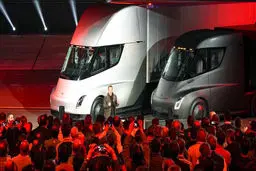 ایلان ماسک با کامیون ۱۸ چرخ به روی سن آمد! + عکس