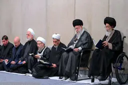 صحنه دیدنی از احترام رهبر انقلاب به پدر شهید آیت‌الله آل‌هاشم