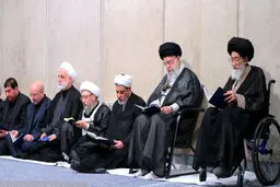 صحنه دیدنی از احترام رهبر انقلاب به پدر شهید آیت‌الله آل‌هاشم