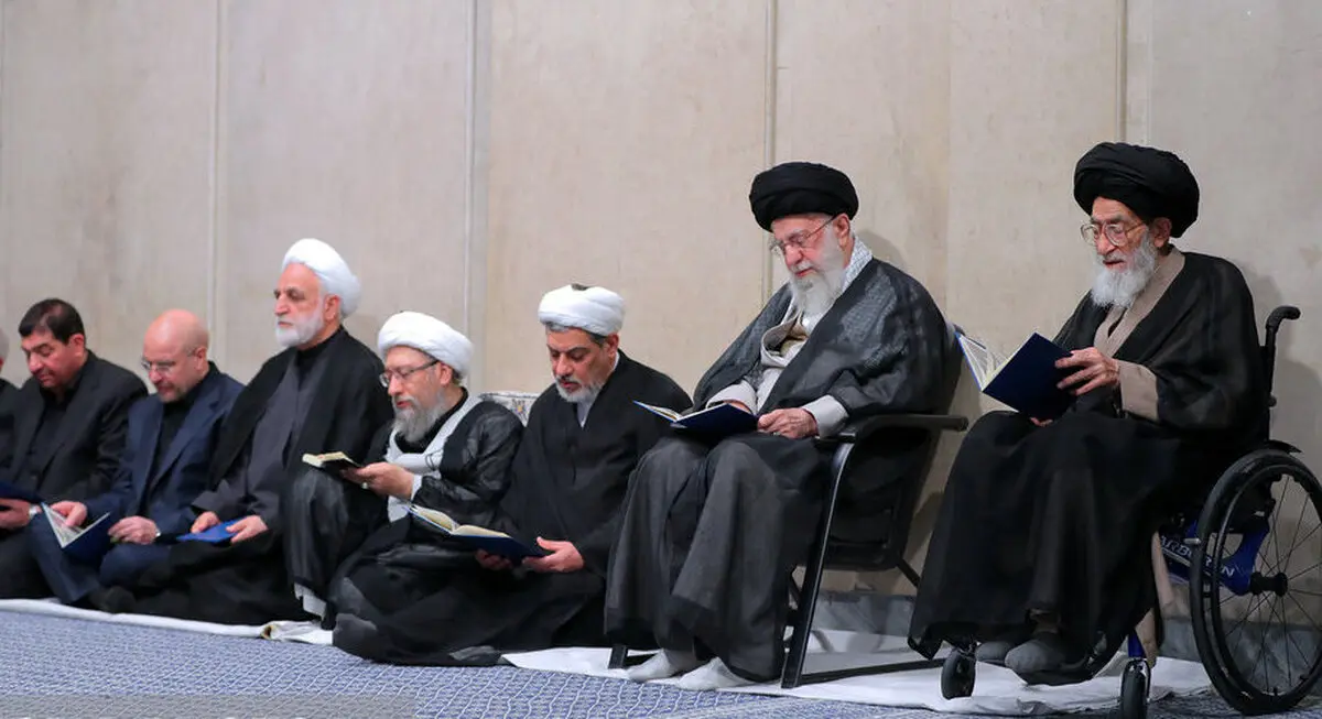 صحنه دیدنی از احترام رهبر انقلاب به پدر شهید آیت‌الله آل‌هاشم