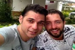 عکس بهرام رادان با پیراهن روزنامه ای در کنار پیمان معادی