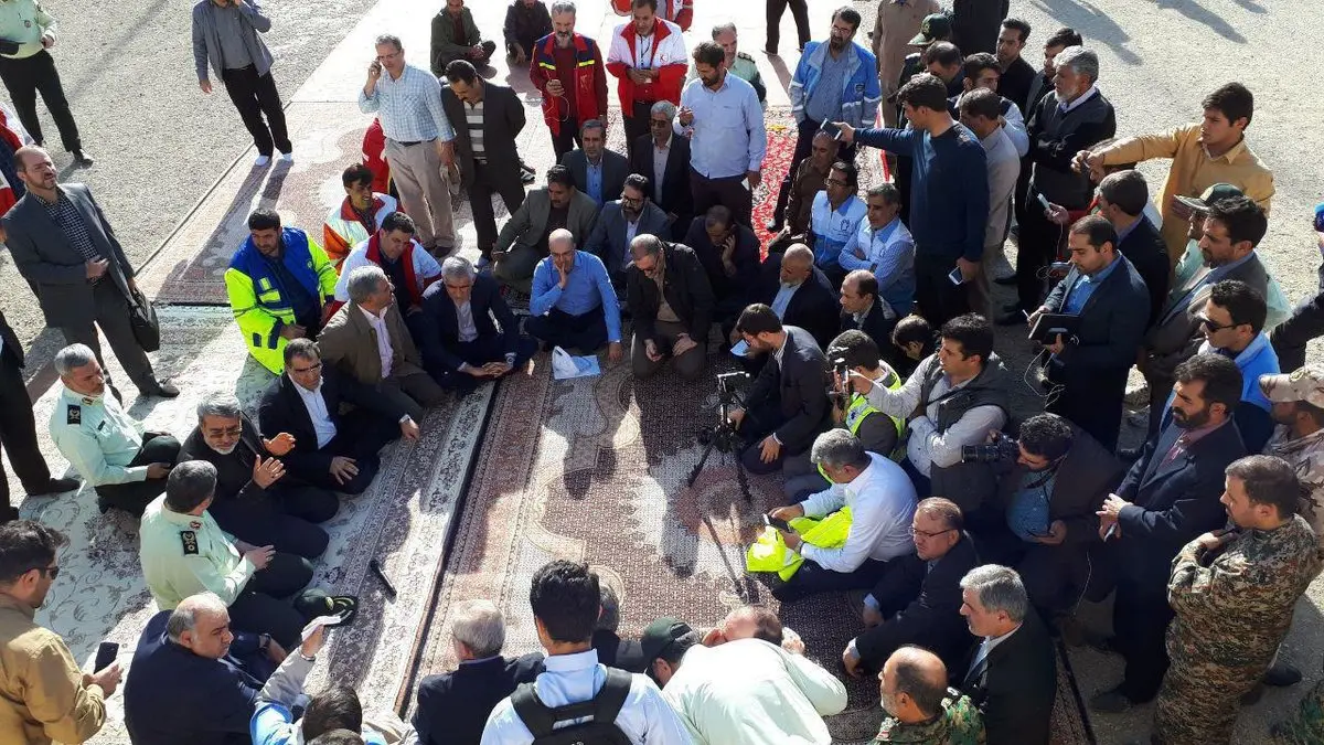 تصویری متفاوت از جلسه وزیر کشور و وزیر بهداشت در مناطق زلزله زده