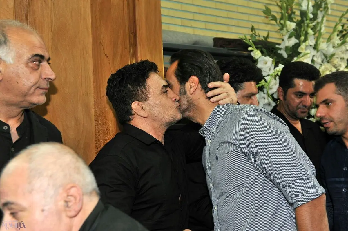 تصویری از حضور علی کریمی در ختم مادر محمد بنا