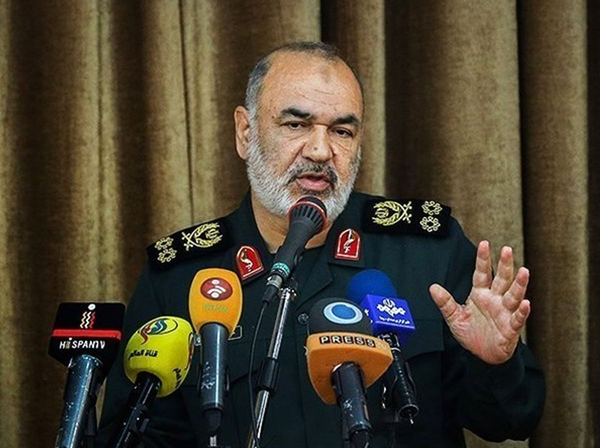 فرمانده سپاه: باید زبان دشمن را در گلو بفشاریم / دریا سرزمین اصلی نبرد ماست