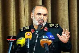 فرمانده سپاه: باید زبان دشمن را در گلو بفشاریم / دریا سرزمین اصلی نبرد ماست