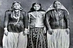 تصویری ناب از دختران بالای شهر و پولدار دوره قاجاریه! / عکس