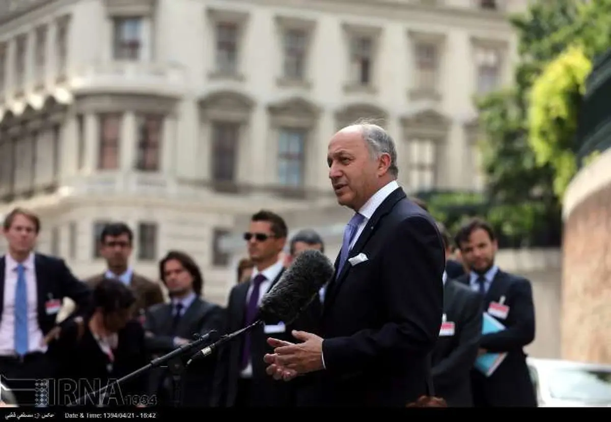 فابیوس در محل مذاکرات/عکس