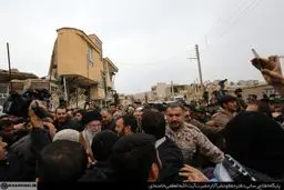 روایتی خواندنی از همراهی با رهبر انقلاب در بازدید از مناطق زلزله‌زده‌ سرپل ذهاب و روستاهای اطرافش /مردم روستا جمع شدند و ناباورانه آقا را به هم نشان می‌دادند /آقا گفت به من نگفتید تحویل این کانکس‌ها تا کی انجام میشه؟ /کیومرث گفت: نور آوردید آقا